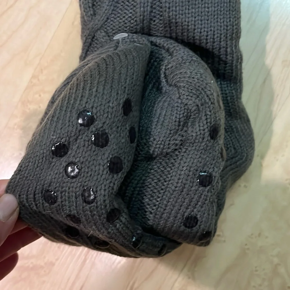 NWT Men's Fuzzy Babba Cable Knit Sherpa-Lined Socks, Non-Skid, Dark Grey